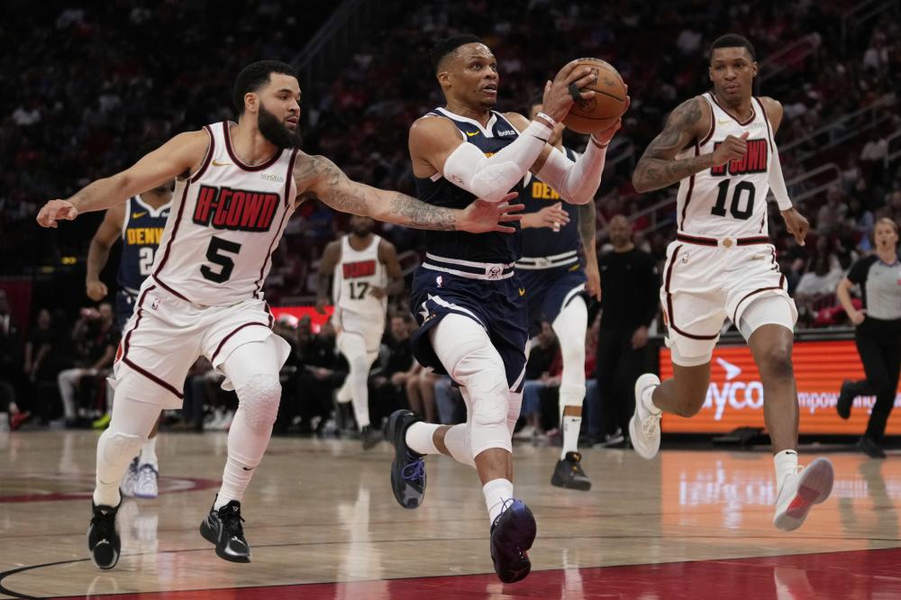 并在防守端 并在防守端